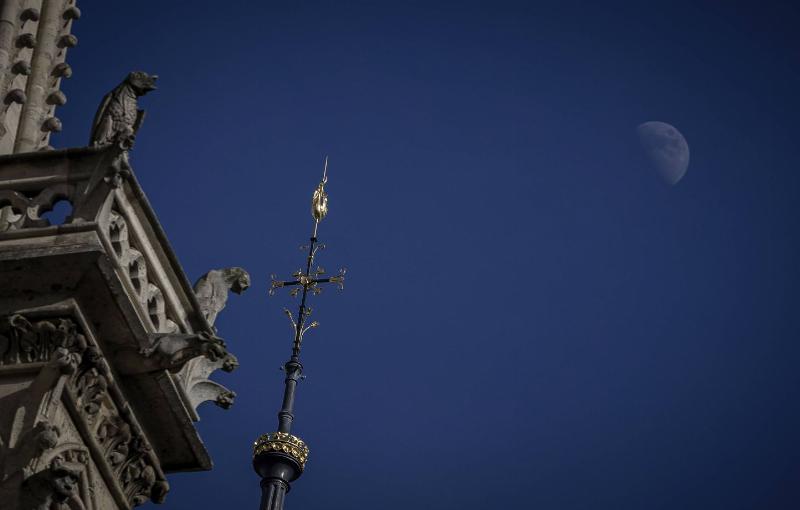 Vue aérienne de Notre-Dame de Paris depuis la Seine, montrant les échafaudages de la rénovation